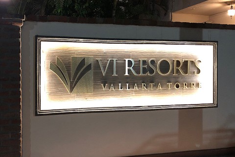 Hotel Vallarta torre wall sign