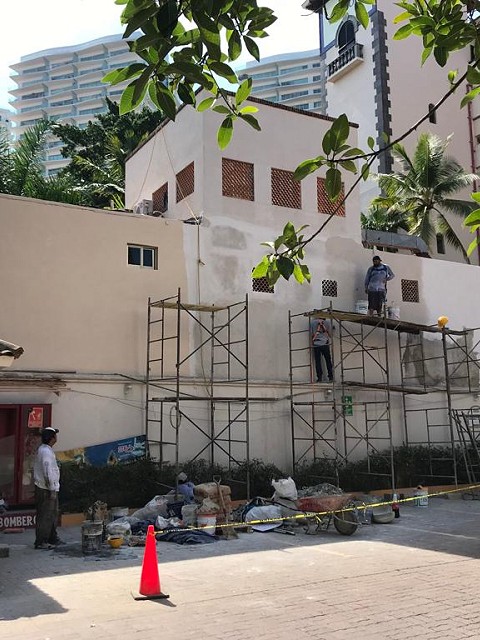Wall repair and maintenance process on building facade in Puerto Vallarta, surface preparation and restoration work